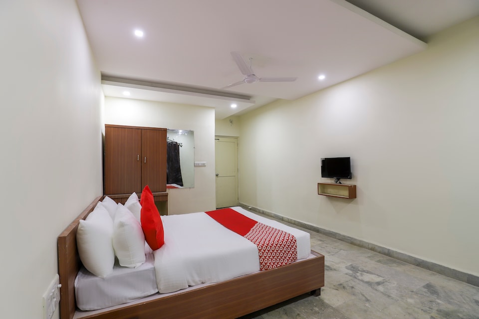 OYO 70880 Hotel Krishna, Vapi, Vapi