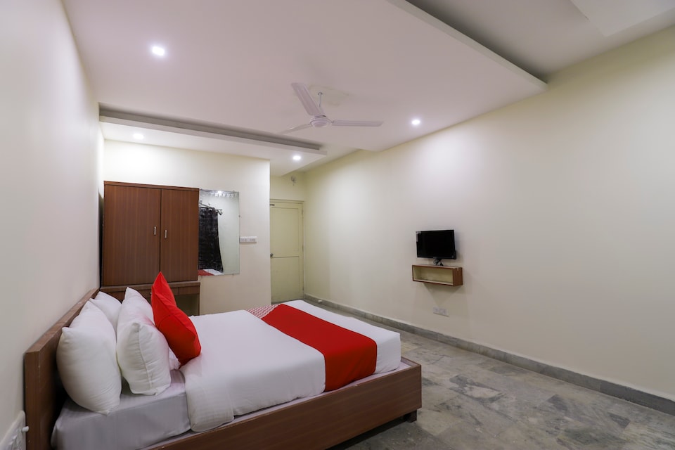 OYO 70880 Hotel Krishna, Vapi, Vapi