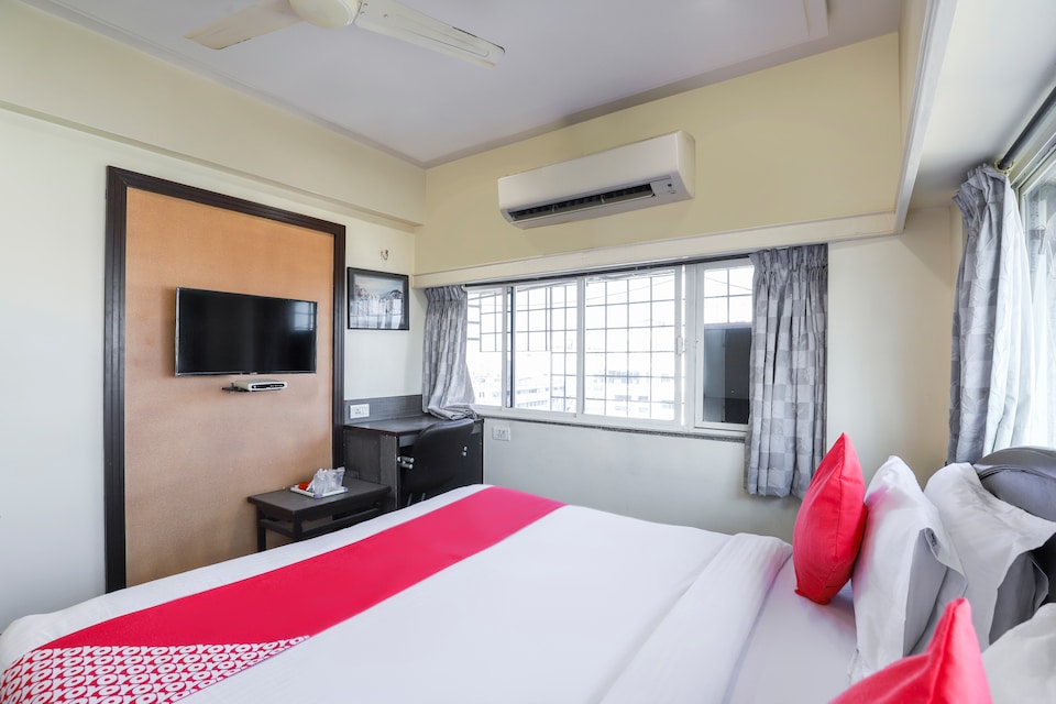 OYO Flagship Hotel Royal Retreat, Sayajigunj Vadodara, Vadodara