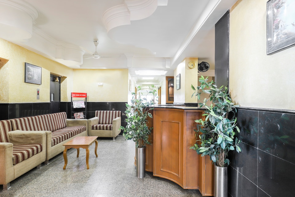 OYO Flagship Hotel Royal Retreat, Sayajigunj Vadodara, Vadodara