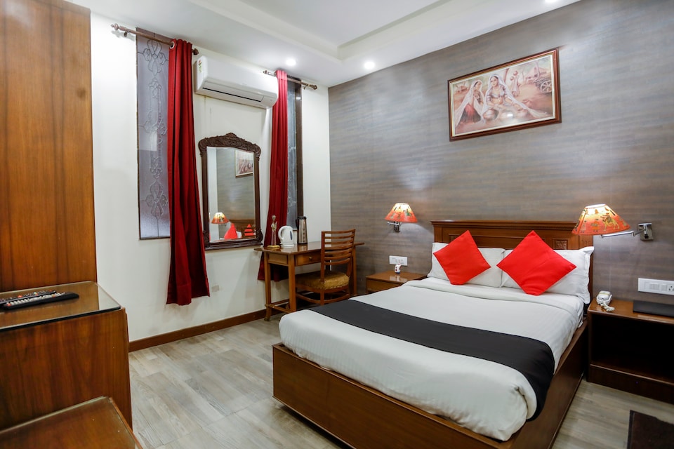Capital O 70976 Luxury Inn, Noida Expressway SEZ, Noida