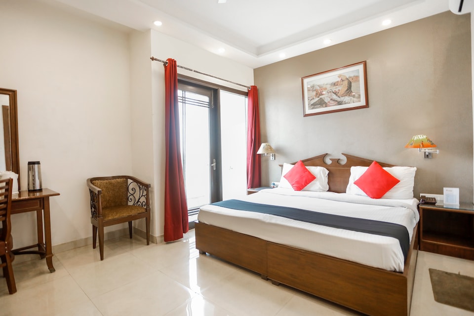 Capital O 70976 Luxury Inn, Noida Expressway SEZ, Noida