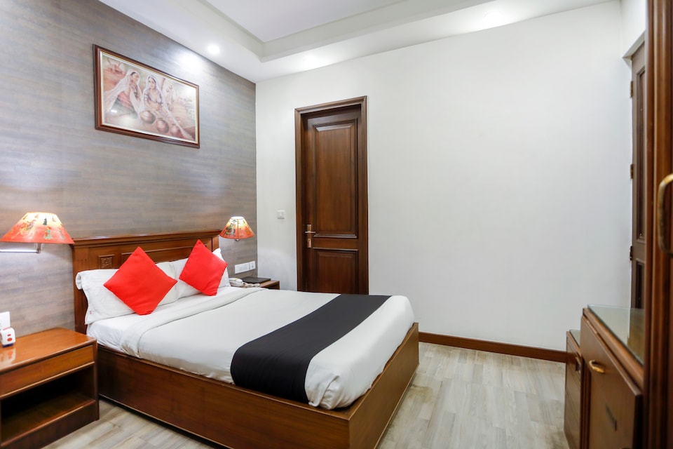 Capital O 70976 Luxury Inn, Noida Expressway SEZ, Noida