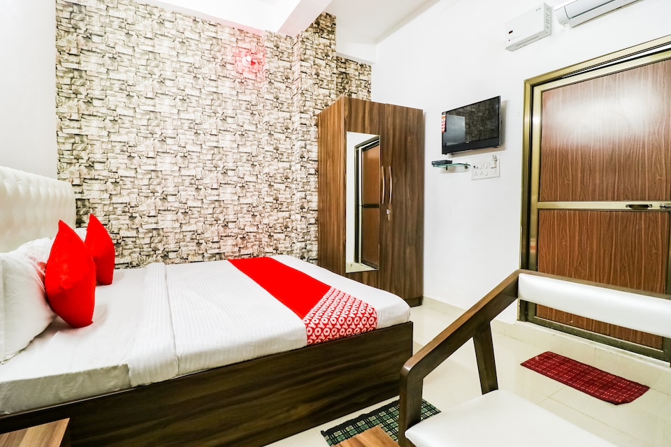 OYO 71011 Awadh Palace, Golghar, Gorakhpur