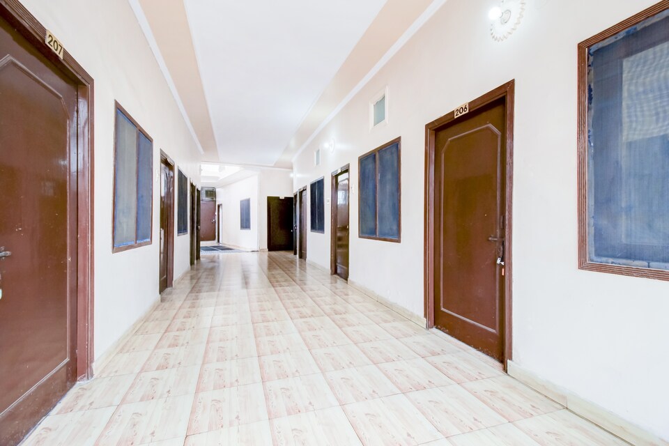 Capital O 71043 Hotel Kingsman, Avas Vikas, Rudrapur