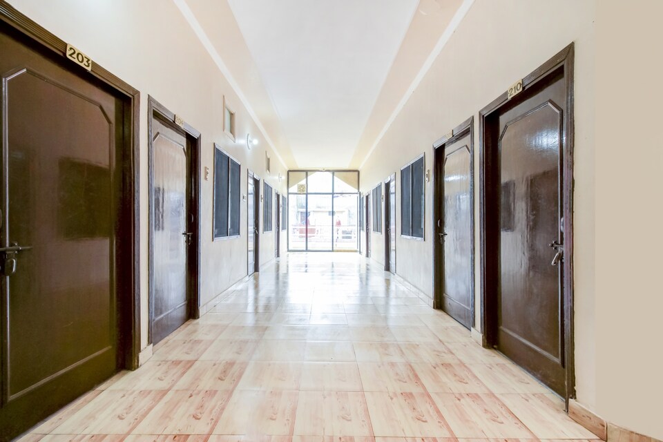 Capital O 71043 Hotel Kingsman, Avas Vikas, Rudrapur