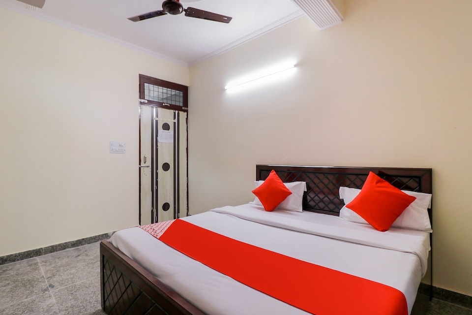 OYO 71087 Crowns Residency, Anand Vihar Delhi, Delhi