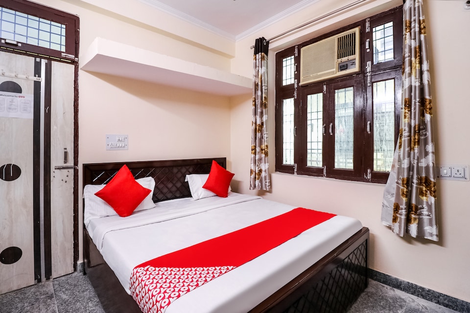 OYO 71087 Crowns Residency, Anand Vihar Delhi, Delhi