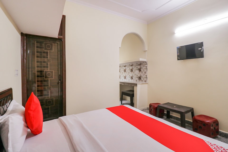OYO 71087 Crowns Residency, Anand Vihar Delhi, Delhi