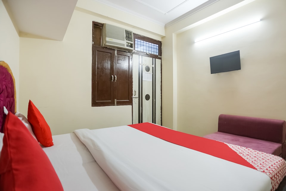 OYO 71108 Lotus Valley, Anand Vihar Delhi, Delhi