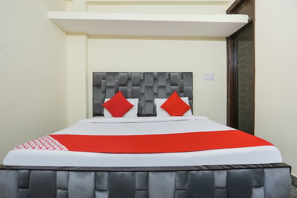 OYO 71108 Lotus Valley, Anand Vihar Delhi, Delhi