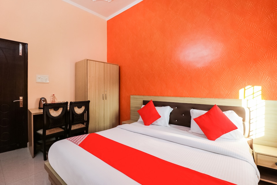 OYO 71136 Westend Suites, Airport Delhi, Delhi Transit
