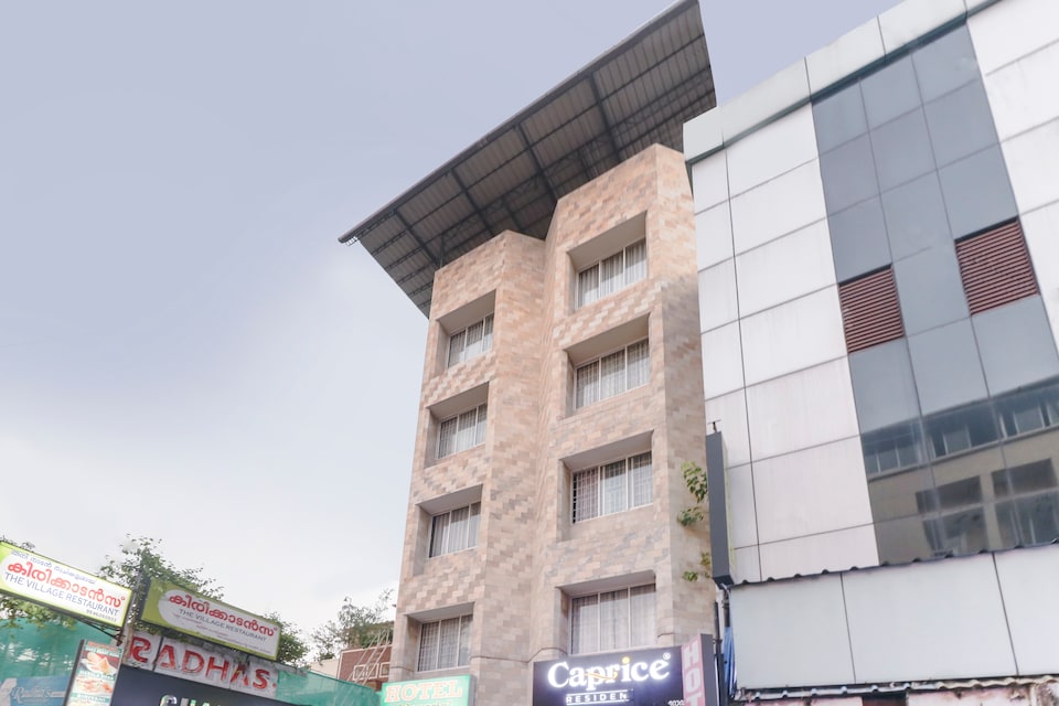 OYO 71161 Chandrika Residency, MG Road Kochi, Kochi