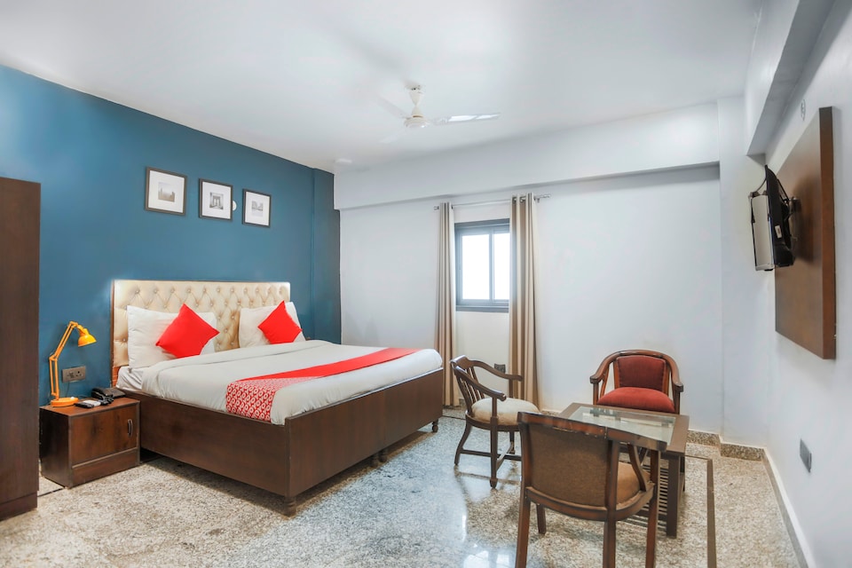 OYO 71170 Rest Come Ambika Inn Complex, Noida City Metro, Noida