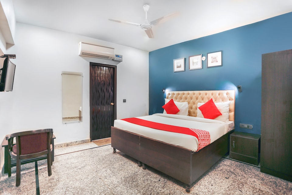 OYO 71170 Rest Come Ambika Inn Complex, Noida City Metro, Noida