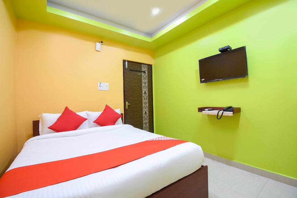 OYO 71175 Green Palace Guest House, Gariahat Kolkata, Kolkata