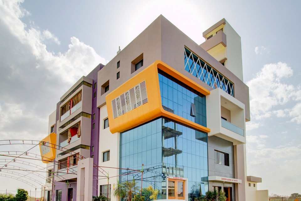 Capital O 71205 Motel Ahilya Lawns And Lodging, Dhule, Dhule