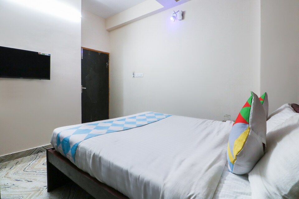 OYO Home 71381 Status Inn, VIP Road Kolkata, Kolkata