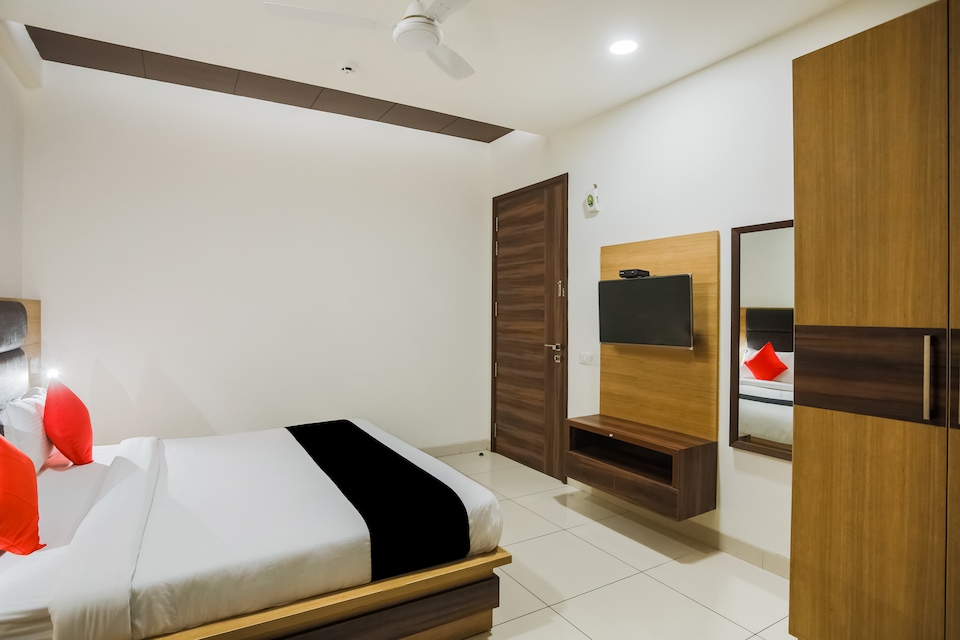 Capital O 71384 Hotel Jmk, Airport Delhi, Delhi Transit