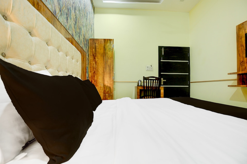 Collection O Ishwar Nagar Near Golden Temple Formerly Chahal Residency, Ranjit Avenue Amritsar, Amritsar