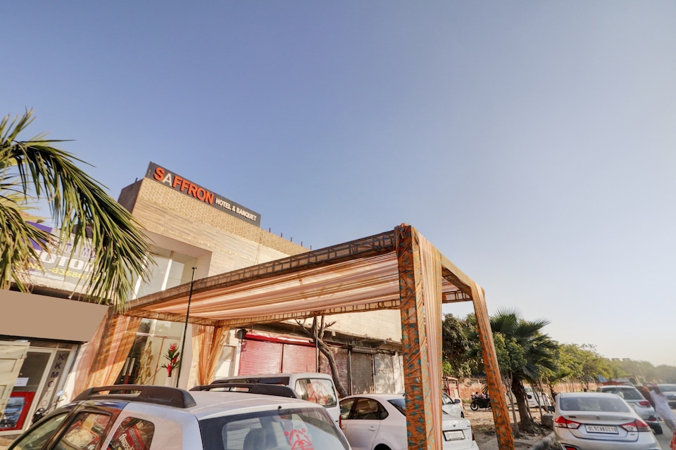 OYO Townhouse 880 Saffron Hotel & Banquet Near Noida Sector 62 Metro Station, Anand Vihar Delhi, Delhi