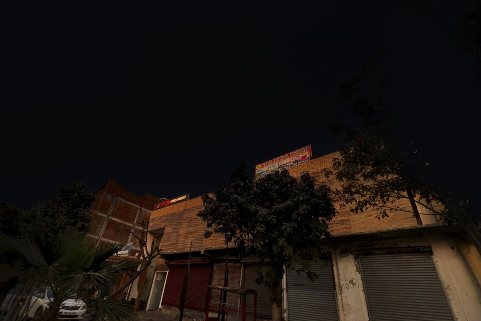 OYO Townhouse 880 Saffron Hotel & Banquet Near Noida Sector 62 Metro Station, Anand Vihar Delhi, Delhi