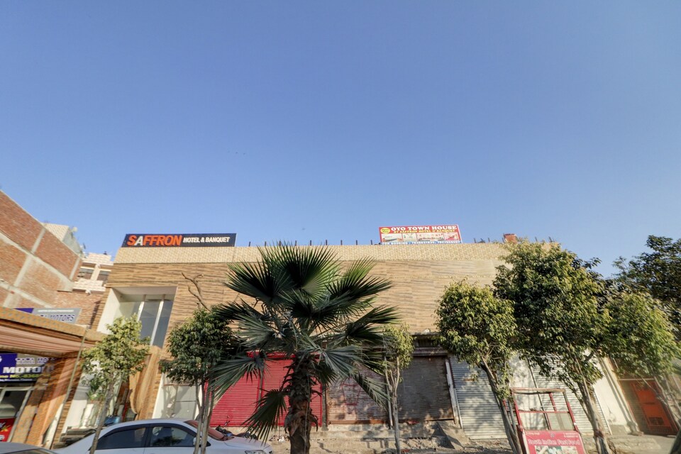 OYO Townhouse 880 Saffron Hotel & Banquet Near Noida Sector 62 Metro Station, Anand Vihar Delhi, Delhi