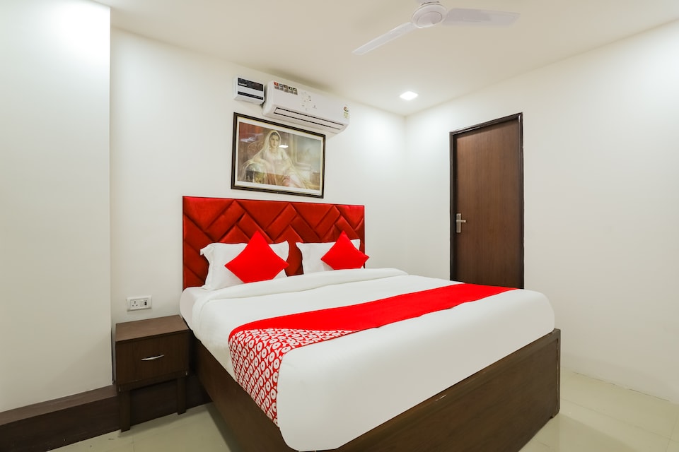 Live as DEL5228, Airport-Dwarka Delhi, Delhi