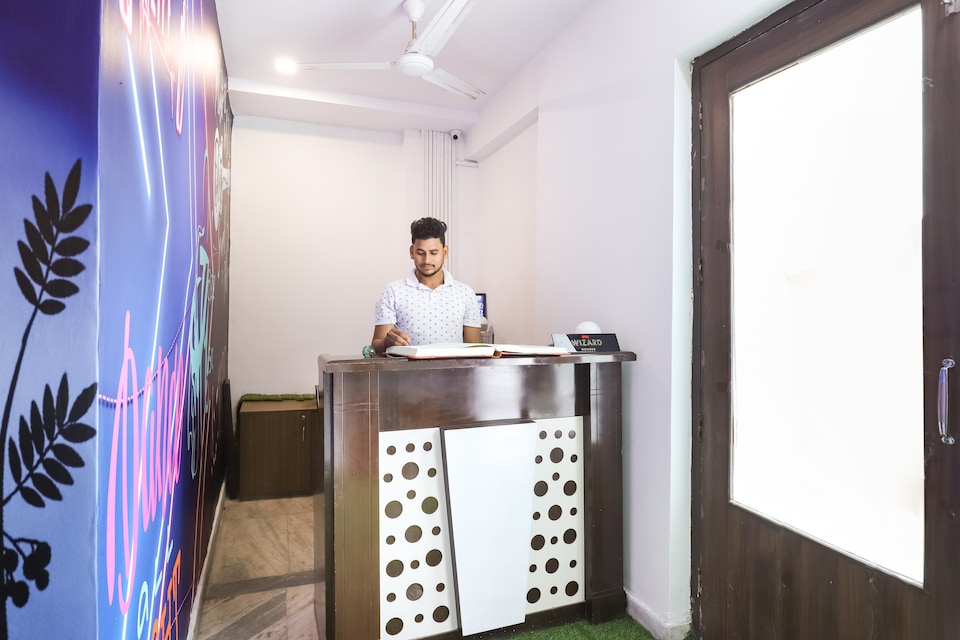 OYO 71520 Paradise Inn, Rajouri Garden Delhi, Delhi