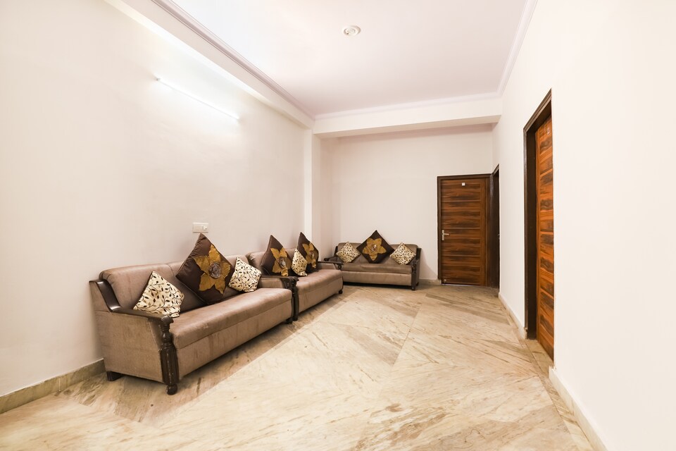 OYO 71520 Paradise Inn, Rajouri Garden Delhi, Delhi