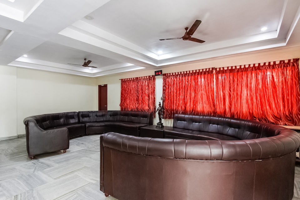 OYO 71547 Sri Balaji Tourist Home, Courtallam Main Falls, Courtallam